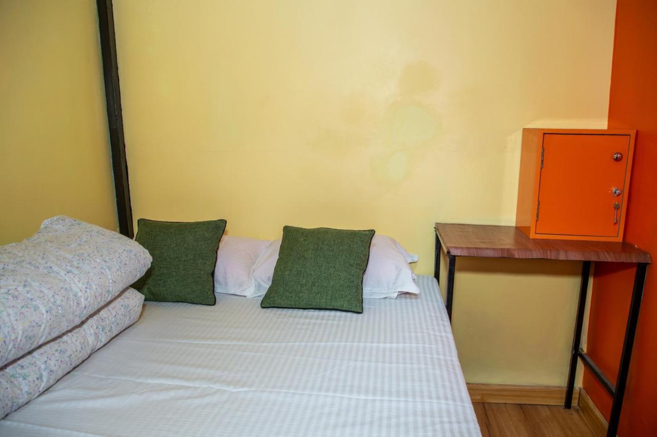 Trekkers Hostel Катманду Экстерьер фото