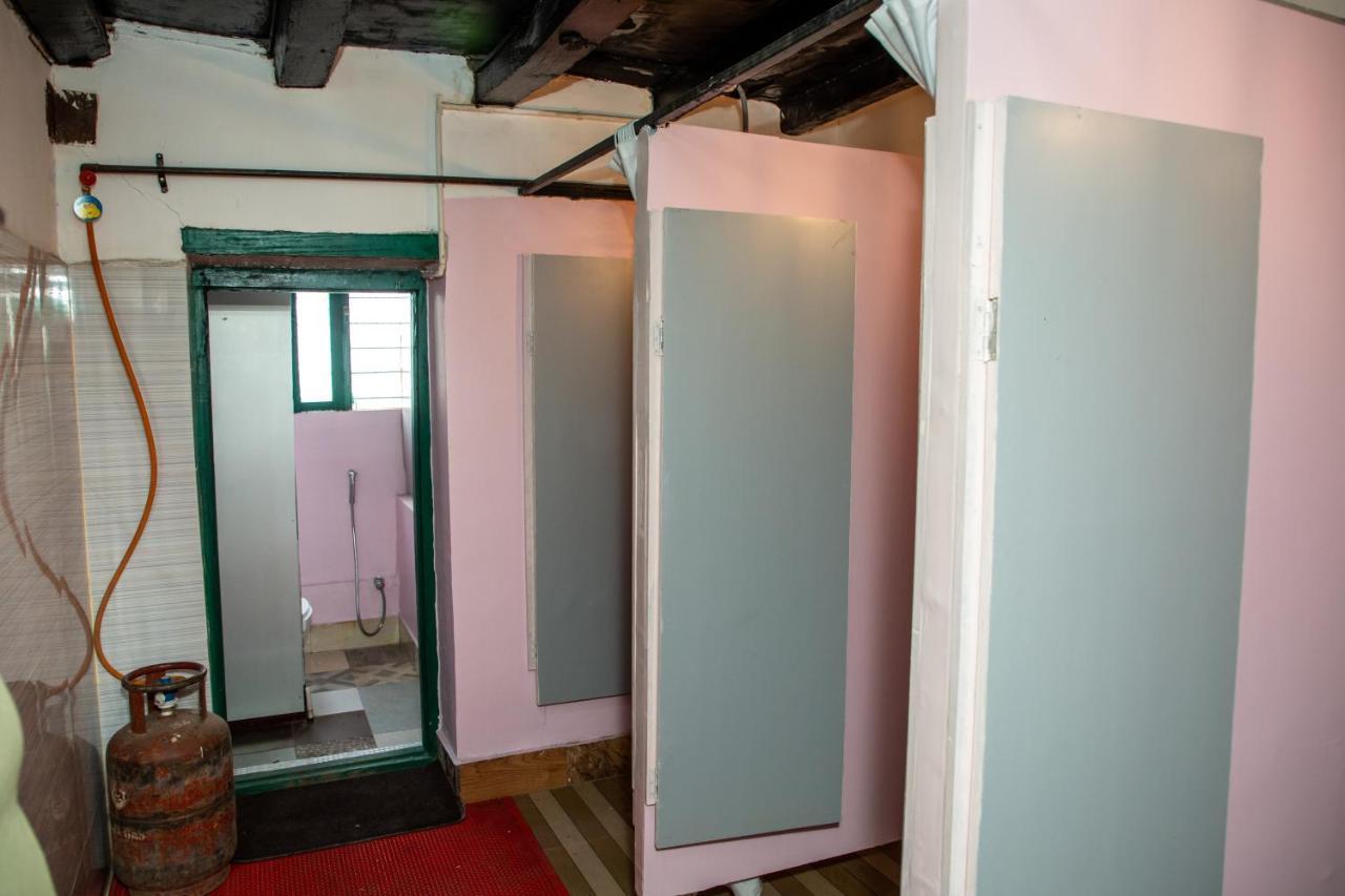 Trekkers Hostel Катманду Экстерьер фото